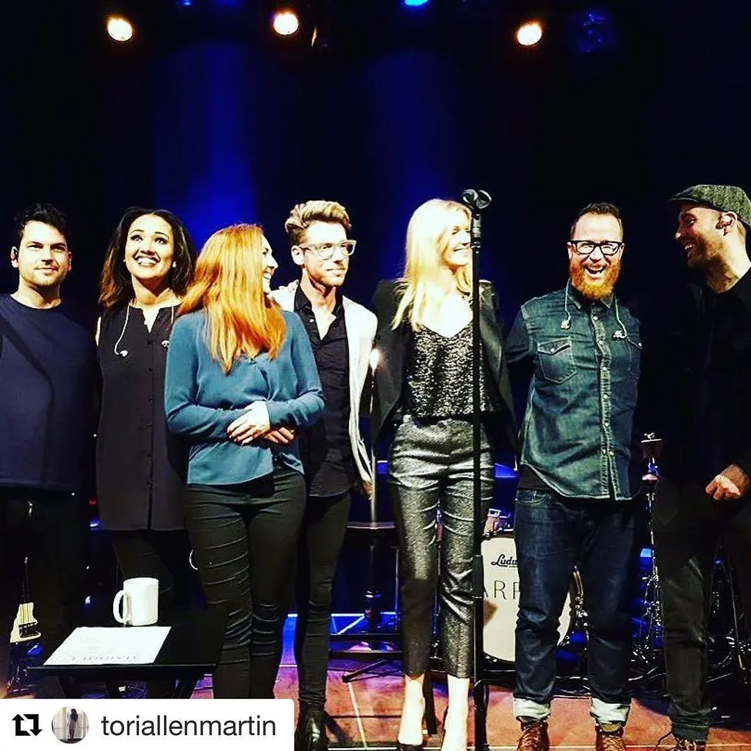 Connor McDonald on stage with the full band taking a bow